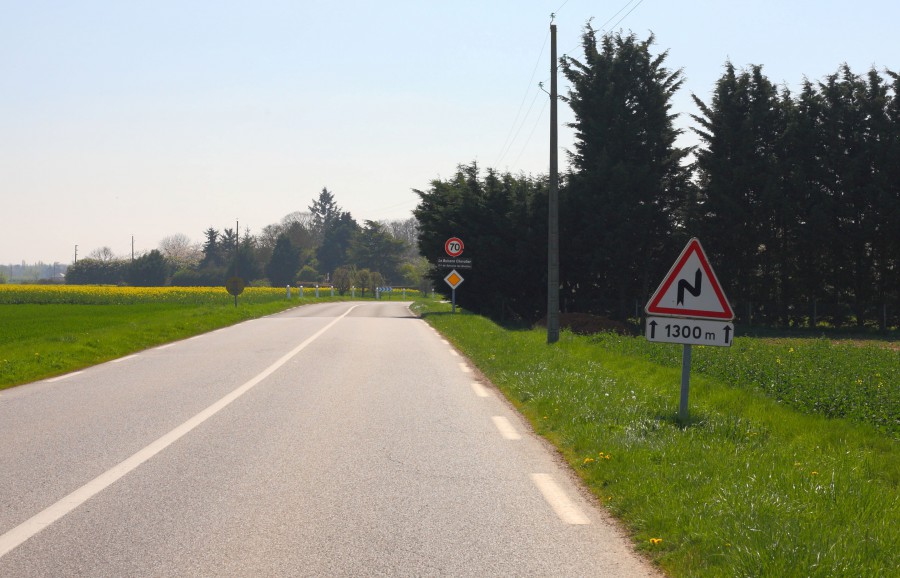 Der Straße D51 bis zum Ortsteilschild « Buisson Chevalier » folgen