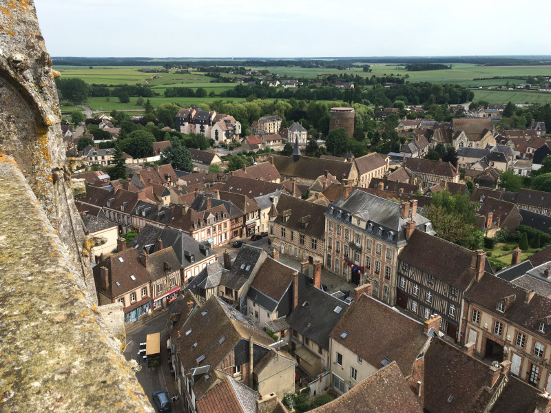 Die wunderschöne mittelalterliche Stadt Verneuil d’Avre et d’Iton (ex Verneuil sur Avre) vom Tour de la Madeleine aus gesehen